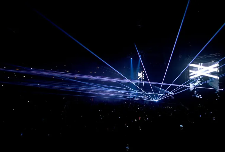 Cijela Arena podivljala je kad se pojavila Ivana Banfić, skoro je i Dino Merlin ostao bez teksta: Legenda je blistala