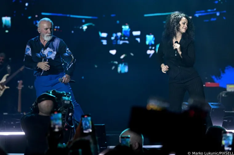 Cijela Arena podivljala je kad se pojavila Ivana Banfić, skoro je i Dino Merlin ostao bez teksta: Legenda je blistala