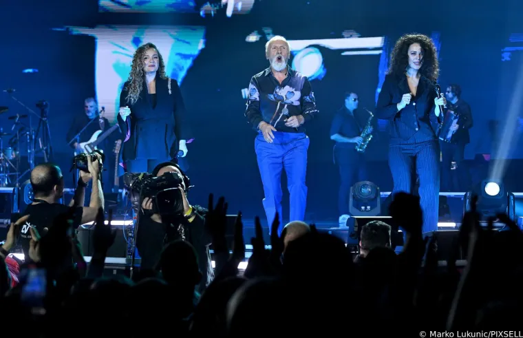 Cijela Arena podivljala je kad se pojavila Ivana Banfić, skoro je i Dino Merlin ostao bez teksta: Legenda je blistala