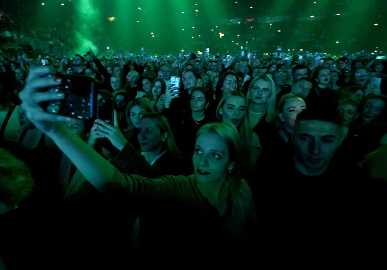 Cijela Arena podivljala je kad se pojavila Ivana Banfić, skoro je i Dino Merlin ostao bez teksta: Legenda je blistala