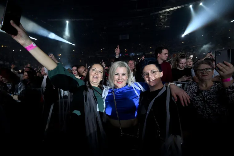 Cijela Arena podivljala je kad se pojavila Ivana Banfić, skoro je i Dino Merlin ostao bez teksta: Legenda je blistala