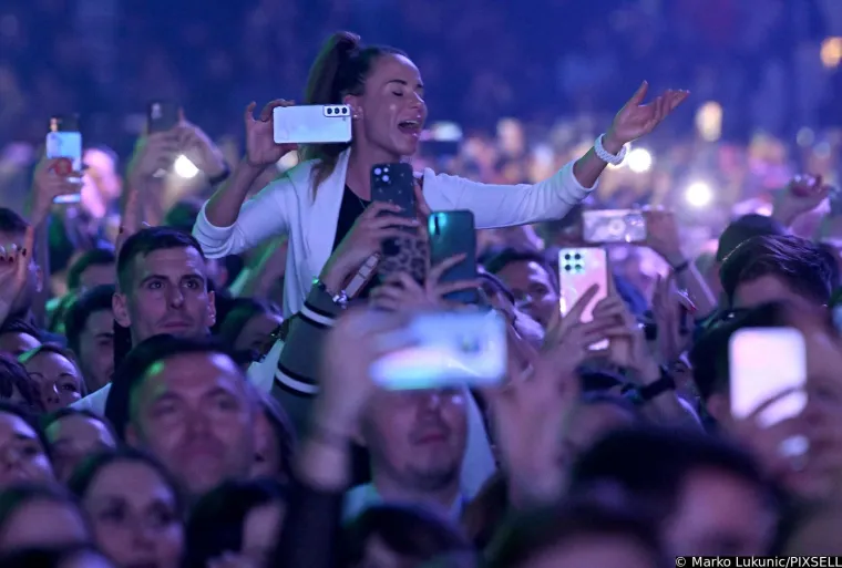 Cijela Arena podivljala je kad se pojavila Ivana Banfić, skoro je i Dino Merlin ostao bez teksta: Legenda je blistala