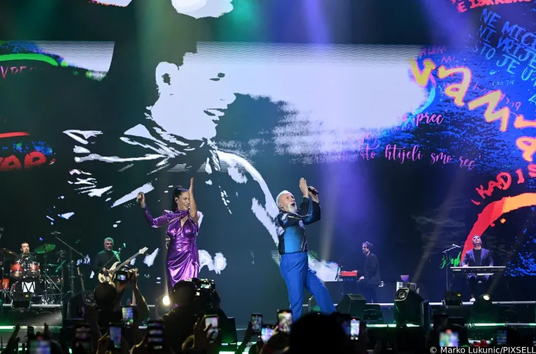 Cijela Arena podivljala je kad se pojavila Ivana Banfić, skoro je i Dino Merlin ostao bez teksta: Legenda je blistala