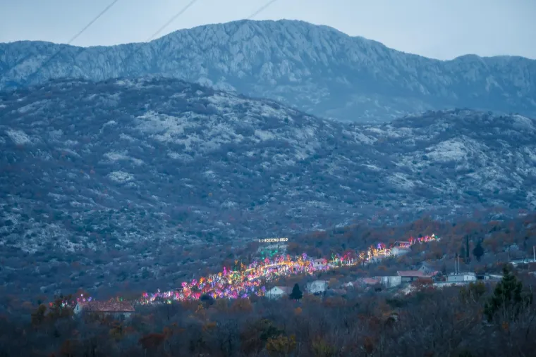 Božićno selo sa sjeveroistočne strane Mosora obasjava više od 3 milijuna lampica, a životinje u selu su posebna atrakcija