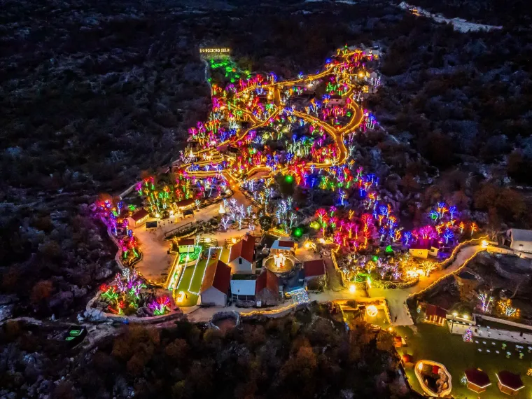 Božićno selo sa sjeveroistočne strane Mosora obasjava više od 3 milijuna lampica, a životinje u selu su posebna atrakcija
