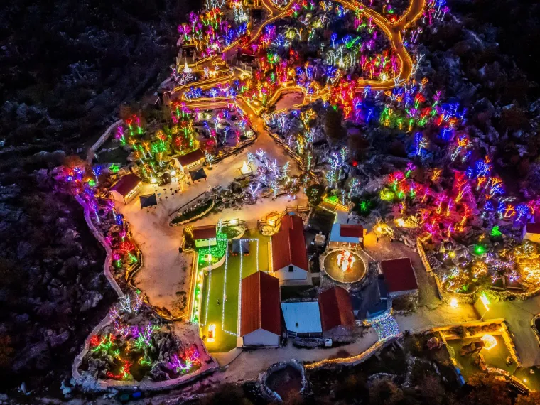 Božićno selo sa sjeveroistočne strane Mosora obasjava više od 3 milijuna lampica, a životinje u selu su posebna atrakcija