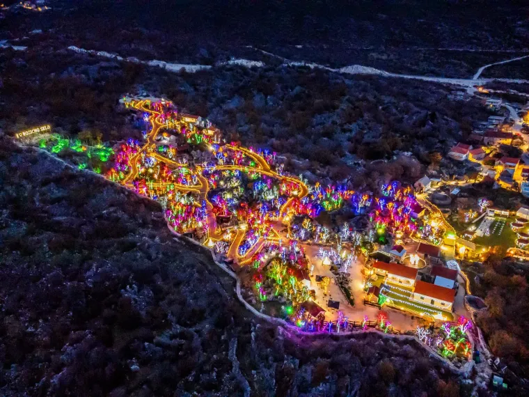 Božićno selo sa sjeveroistočne strane Mosora obasjava više od 3 milijuna lampica, a životinje u selu su posebna atrakcija