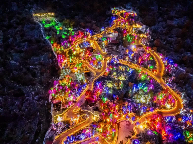 Božićno selo sa sjeveroistočne strane Mosora obasjava više od 3 milijuna lampica, a životinje u selu su posebna atrakcija