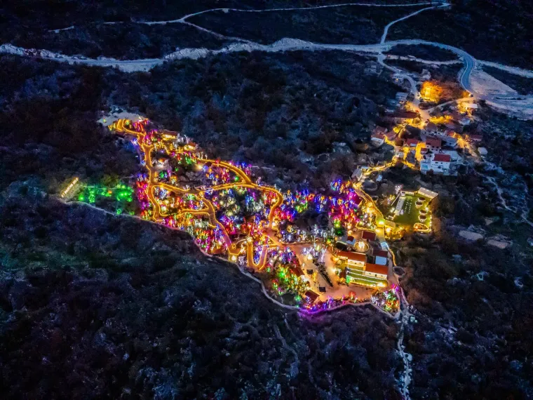 Božićno selo sa sjeveroistočne strane Mosora obasjava više od 3 milijuna lampica, a životinje u selu su posebna atrakcija