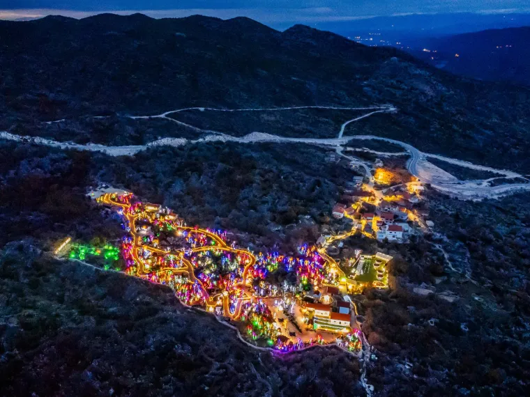 Božićno selo sa sjeveroistočne strane Mosora obasjava više od 3 milijuna lampica, a životinje u selu su posebna atrakcija