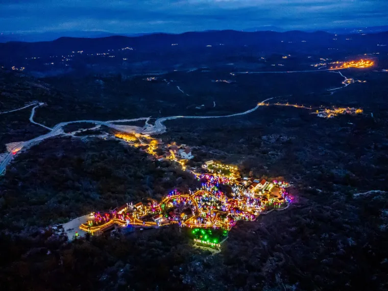 Božićno selo sa sjeveroistočne strane Mosora obasjava više od 3 milijuna lampica, a životinje u selu su posebna atrakcija