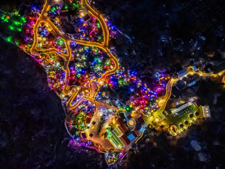 Božićno selo sa sjeveroistočne strane Mosora obasjava vi&scaron;e od 3 milijuna lampica, a životinje u selu su posebna atrakcija