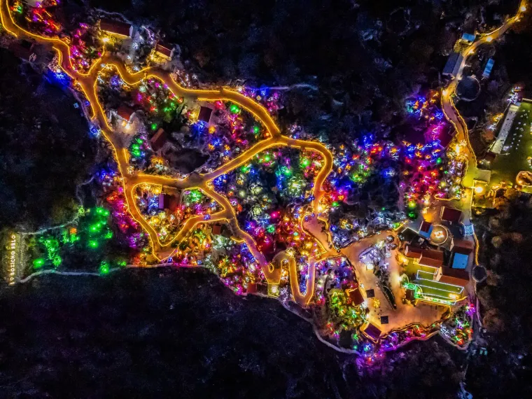 Božićno selo sa sjeveroistočne strane Mosora obasjava vi&scaron;e od 3 milijuna lampica, a životinje u selu su posebna atrakcija