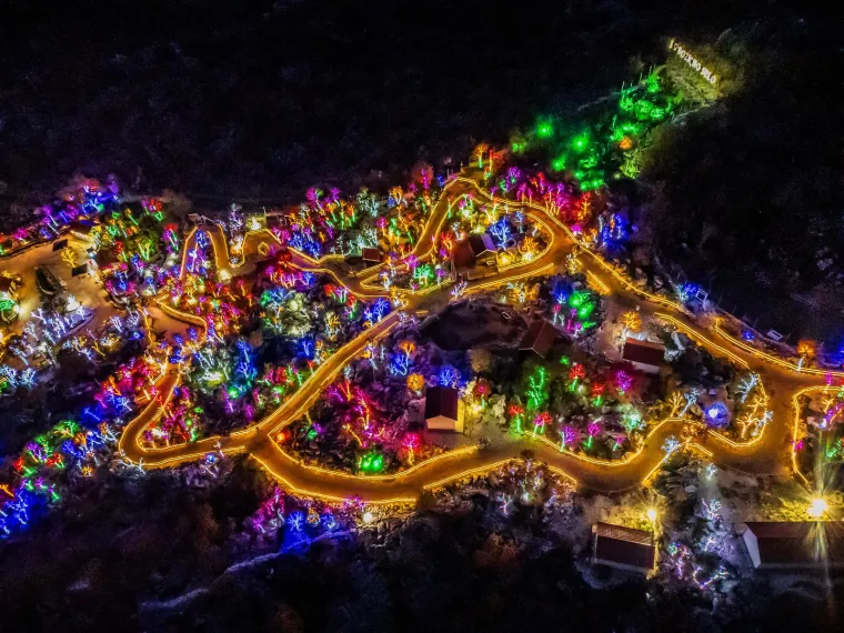 Božićno selo sa sjeveroistočne strane Mosora obasjava vi&scaron;e od 3 milijuna lampica, a životinje u selu su posebna atrakcija