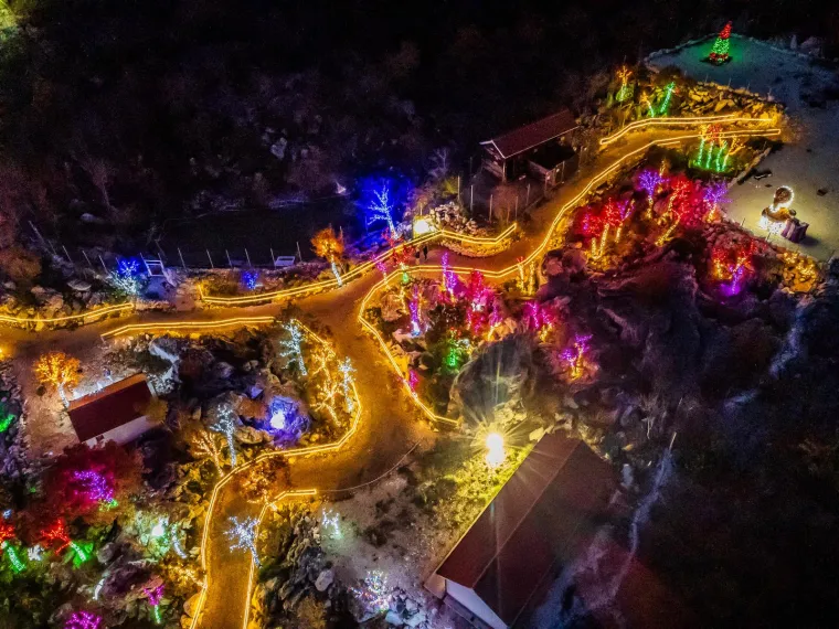 Božićno selo sa sjeveroistočne strane Mosora obasjava vi&scaron;e od 3 milijuna lampica, a životinje u selu su posebna atrakcija