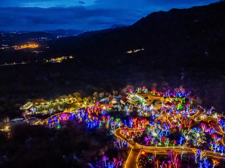 Božićno selo sa sjeveroistočne strane Mosora obasjava vi&scaron;e od 3 milijuna lampica, a životinje u selu su posebna atrakcija