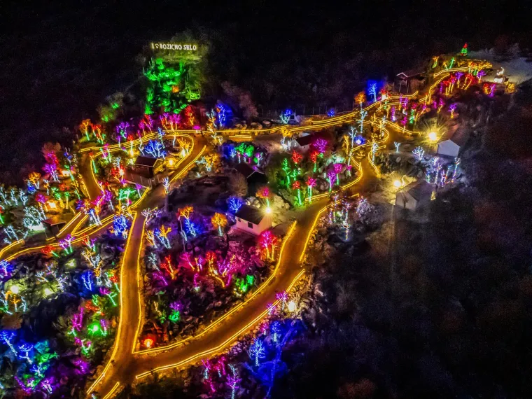 Božićno selo sa sjeveroistočne strane Mosora obasjava vi&scaron;e od 3 milijuna lampica, a životinje u selu su posebna atrakcija