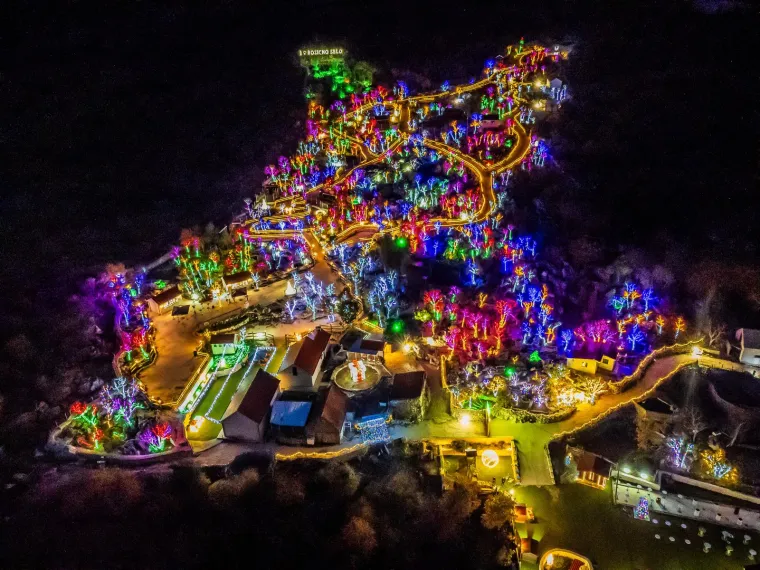 Božićno selo sa sjeveroistočne strane Mosora obasjava vi&scaron;e od 3 milijuna lampica, a životinje u selu su posebna atrakcija