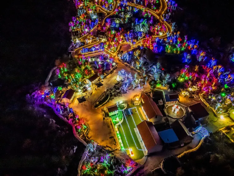 Božićno selo sa sjeveroistočne strane Mosora obasjava vi&scaron;e od 3 milijuna lampica, a životinje u selu su posebna atrakcija