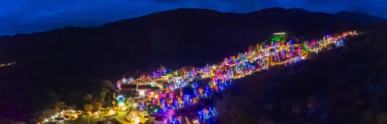 Božićno selo sa sjeveroistočne strane Mosora obasjava vi&scaron;e od 3 milijuna lampica, a životinje u selu su posebna atrakcija