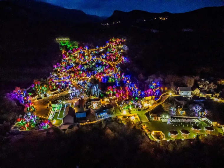 Božićno selo sa sjeveroistočne strane Mosora obasjava vi&scaron;e od 3 milijuna lampica, a životinje u selu su posebna atrakcija