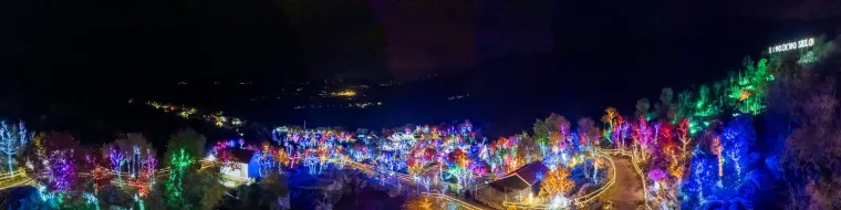 Božićno selo sa sjeveroistočne strane Mosora obasjava vi&scaron;e od 3 milijuna lampica, a životinje u selu su posebna atrakcija