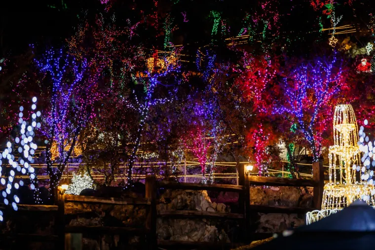 Božićno selo sa sjeveroistočne strane Mosora obasjava vi&scaron;e od 3 milijuna lampica, a životinje u selu su posebna atrakcija