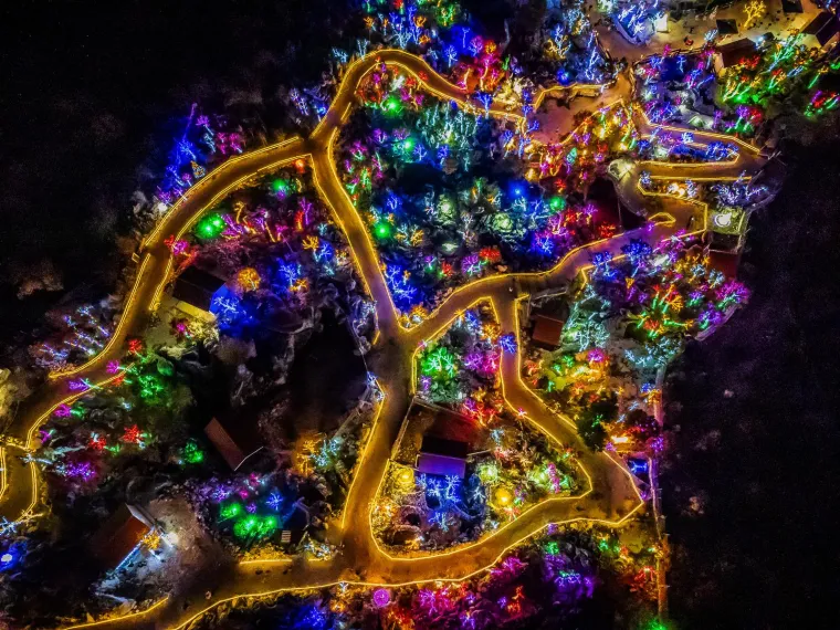 Božićno selo sa sjeveroistočne strane Mosora obasjava vi&scaron;e od 3 milijuna lampica, a životinje u selu su posebna atrakcija