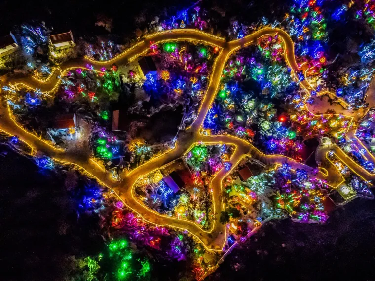 Božićno selo sa sjeveroistočne strane Mosora obasjava vi&scaron;e od 3 milijuna lampica, a životinje u selu su posebna atrakcija