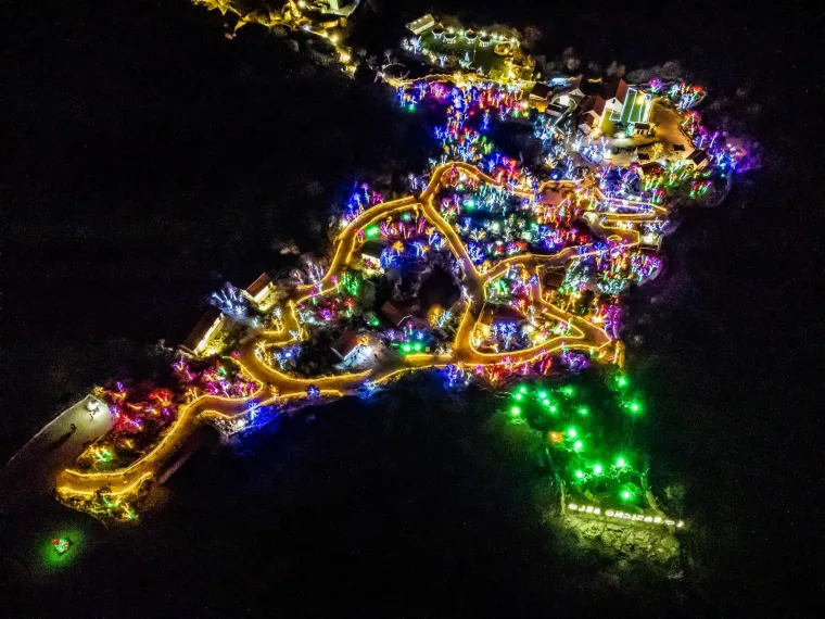 Božićno selo sa sjeveroistočne strane Mosora obasjava vi&scaron;e od 3 milijuna lampica, a životinje u selu su posebna atrakcija