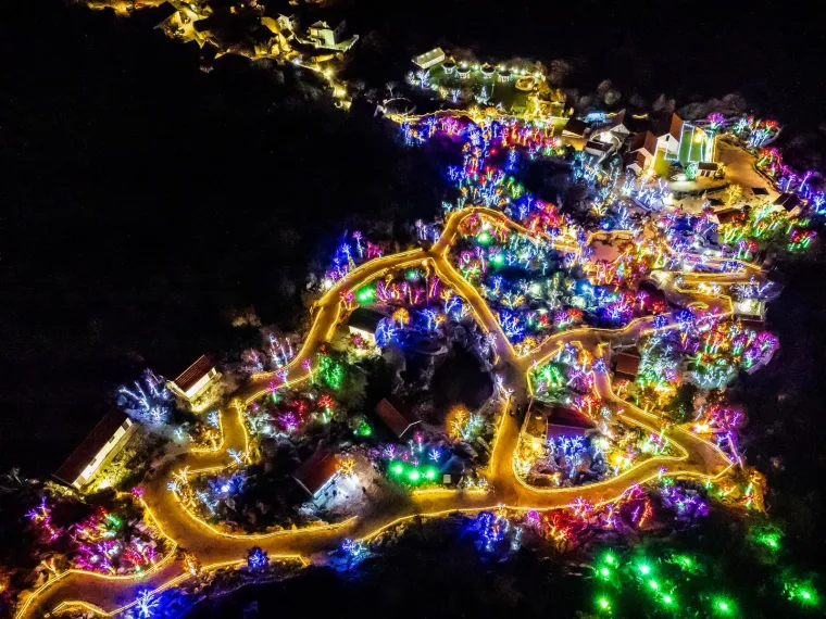 Božićno selo sa sjeveroistočne strane Mosora obasjava vi&scaron;e od 3 milijuna lampica, a životinje u selu su posebna atrakcija