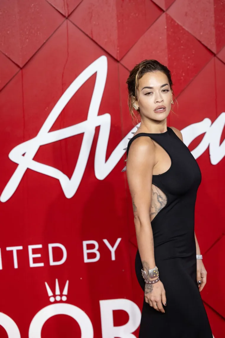Rita Ora na dodjeli nagrade Fashion Awards 2023.