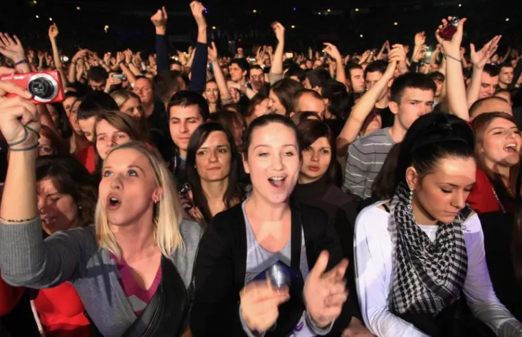 Cijela Arena podivljala je kad se pojavila Ivana Banfić, skoro je i Dino Merlin ostao bez teksta: Legenda je blistala