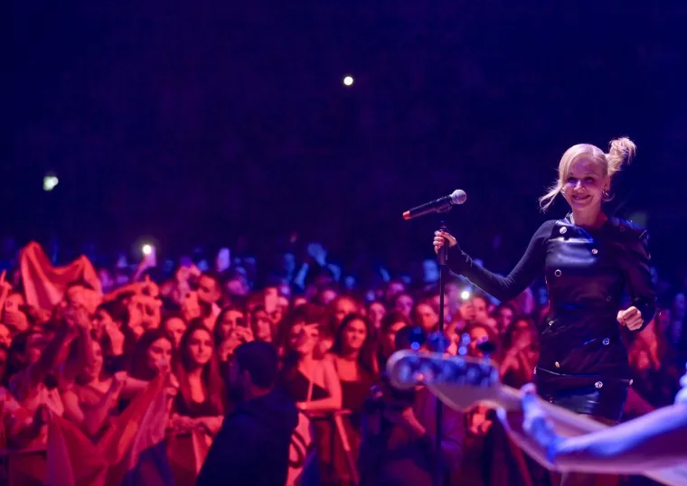 Iako smo odavno na to navikli, Jelena je okupljene oduševila i glasom i stasom. Tisuće su je pratile pjevajući njezine najveće hitove, dok je ona pozornicom poskakivala u uskoj mini kožnoj haljinici. Naša Jele pokazala je još jednom svoje nevjerojatno vitke i duge noge, ali i energiju koju rijetko koja zvijezda može kopirati. Pogledajte fotogaleriju u nastavku.