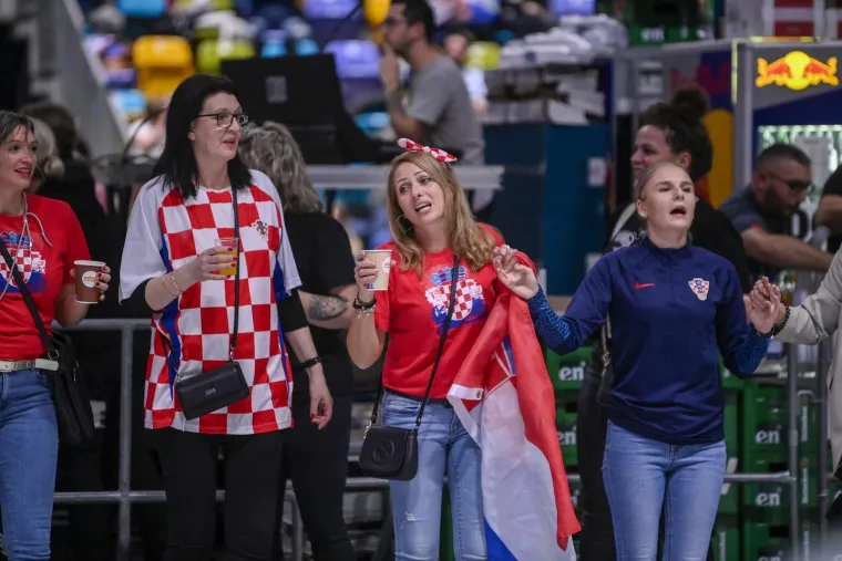 Nigdje nema takve dijaspore: Prelijepe Hrvatice jedva dočekale 'Hrvatsku noć u Frankfurtu', emocije preplavile dvoranu