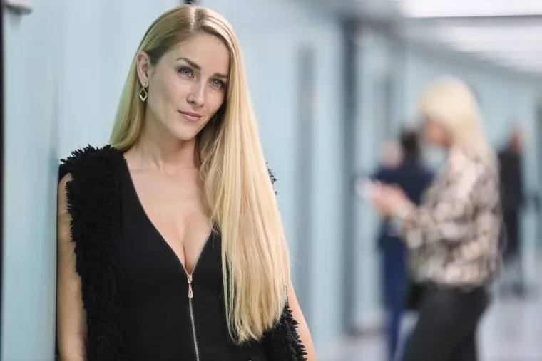 Anezi, jedna od najpoznatijih regionalnih glazbenih diva, široko je prepoznatljiva ne samo po svom izuzetnom glazbenom talentu, već i zbog sudjelovanja u reality showovima. Njezino pojavljivanje u Big Brotheru te prvoj sezoni RTL-ovog showa Gospodin Savršeni označilo je njezinu ekspanziju izvan glazbenog svijeta.