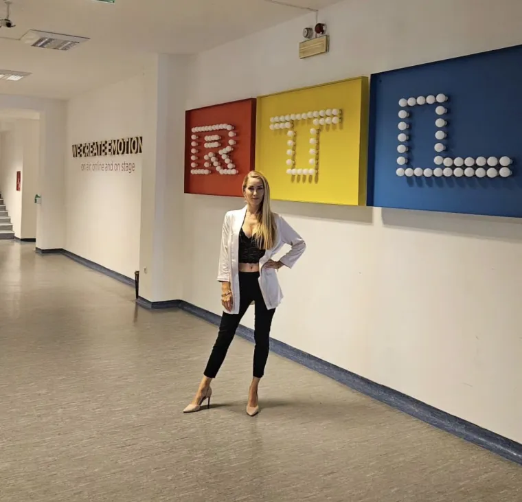 Poziv za sudjelovanje na koncertu godine dobila je od organizatora Roberta, a njihov odnos opisala je: &quot;Od kada smo se upoznali, Robert vjeruje da ispred mene stoji lijepa karijera i pružio mi je podršku. Na tome sam mu jako zahvalna.&quot;