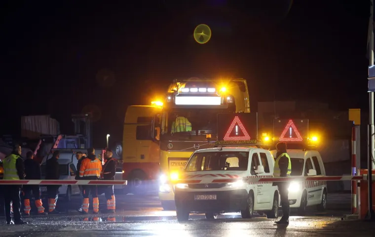 Konvoj sastavljen od sedam kamiona i 22 američka oklopna vozila Bradley krenuo iz riječke luke prema Slavonskom Brodu