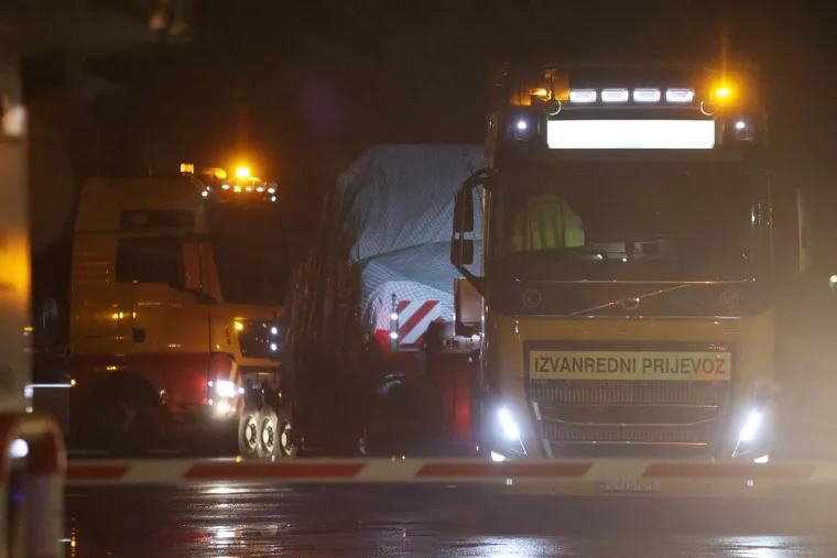 Konvoj sastavljen od sedam kamiona i 22 američka oklopna vozila Bradley krenuo iz riječke luke prema Slavonskom Brodu