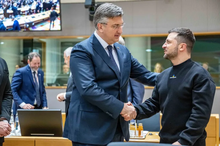Čestitke Zelenskom pristižu sa svih strana: Pogledajte kako se srdačno zagrlio s Plenkovićem