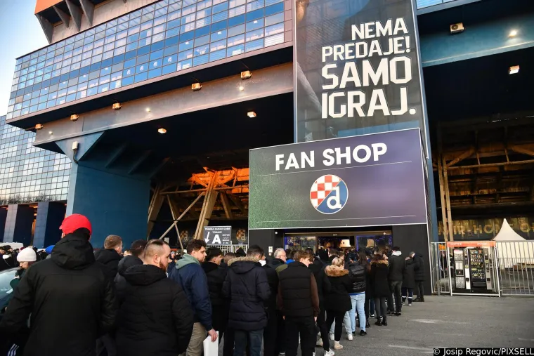 Gužva pred Maksimirom: Rijeka dinamovaca slijeva se na stadion, pogledajte &scaron;to se događalo uoči derbija