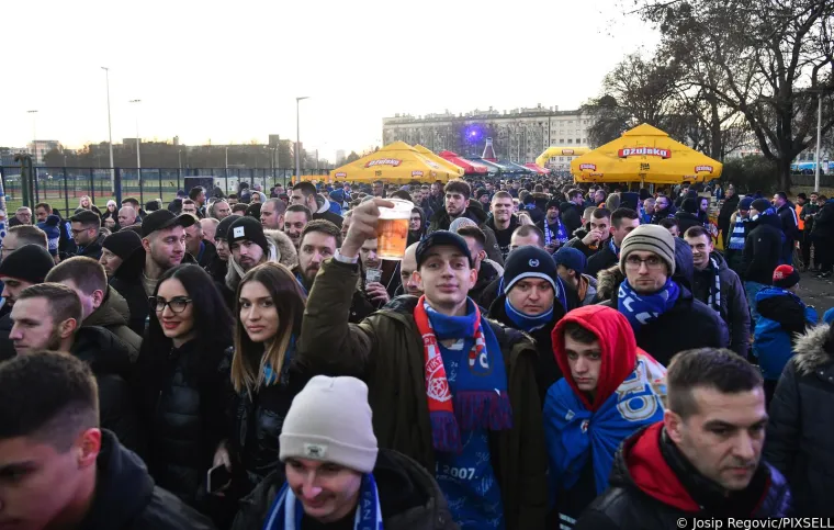 Gužva pred Maksimirom: Rijeka dinamovaca slijeva se na stadion, pogledajte &scaron;to se događalo uoči derbija