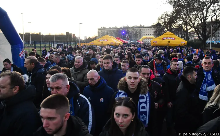 Gužva pred Maksimirom: Rijeka dinamovaca slijeva se na stadion, pogledajte &scaron;to se događalo uoči derbija