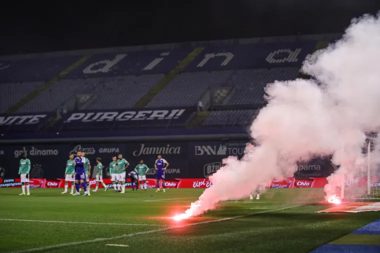 Bakljada na samom početku prekinula derbi: Torcida umalo pogodila golmana Hajduka