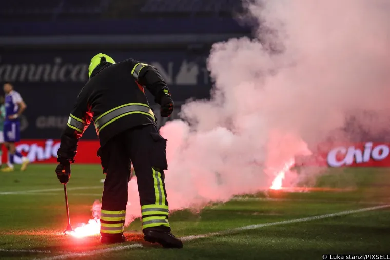 Bakljada na samom početku prekinula derbi: Torcida umalo pogodila golmana Hajduka