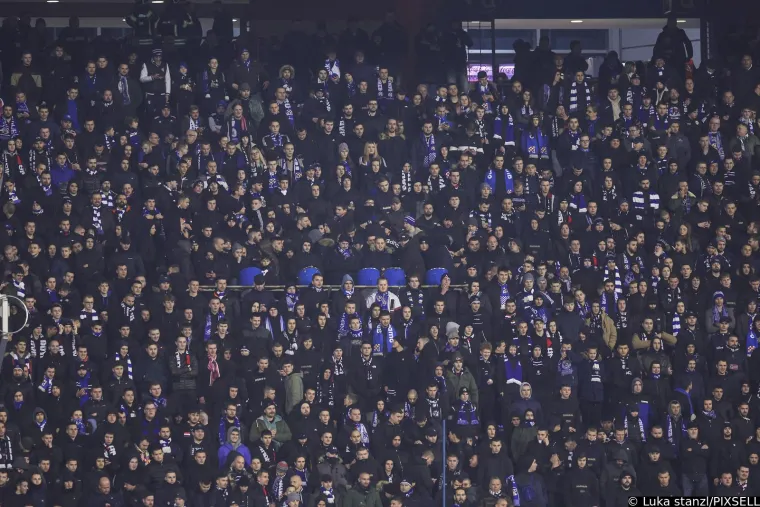 Bakljada na samom početku prekinula derbi: Torcida umalo pogodila golmana Hajduka