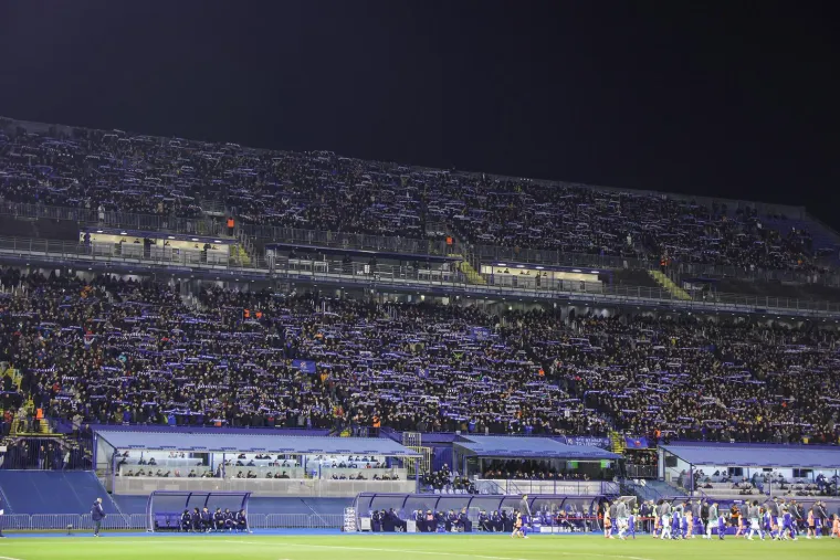 Bakljada na samom početku prekinula derbi: Torcida umalo pogodila golmana Hajduka