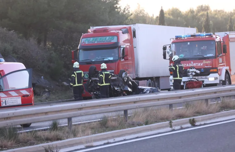 Auto se prevrnuo i završio na krovu, pogledajte jezive prizore na A1: Jedna osoba je poginula, a troje je ozlijeđeno