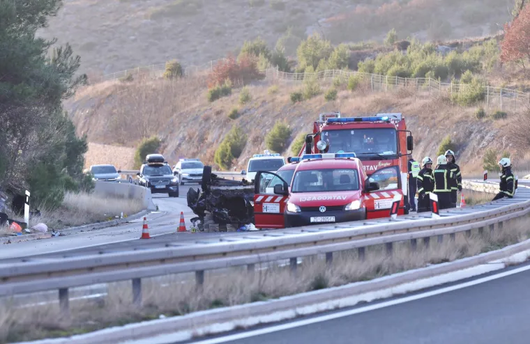 Auto se prevrnuo i završio na krovu, pogledajte jezive prizore na A1: Jedna osoba je poginula, a troje je ozlijeđeno