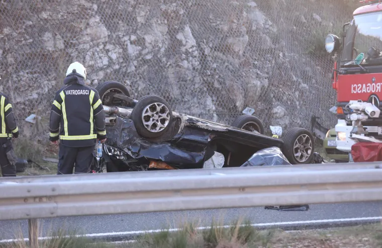 Auto se prevrnuo i završio na krovu, pogledajte jezive prizore na A1: Jedna osoba je poginula, a troje je ozlijeđeno
